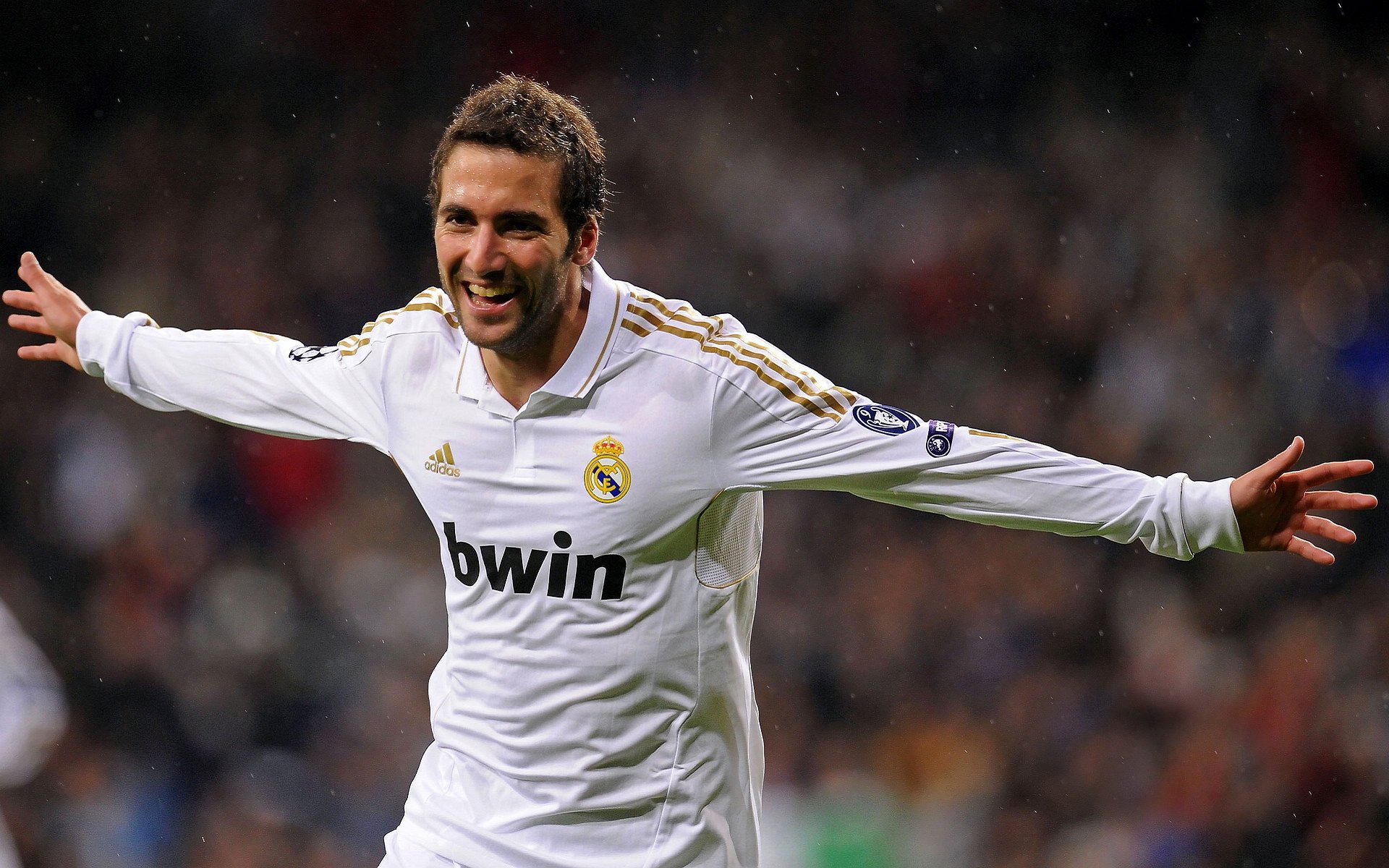 曼联在关键比赛中击败老对手，士气大增